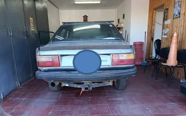 RÍO TERCERO  SECUESTRO DE VEHÍCULO  A las 09.00 horas, en la Planta Verificadora número 19 ubicada en esta ciudad, se  hizo presente un hombre de 42 años de edad con el objeto de realizar la verificación  de su vehículo marca Renault 18. Al controlar el vehículo, se pudo determinar que la  mayor parte del número de chasis se encontraba borrado con algún elemento  abrasivo y que los últimos dígitos no correspondían a la documentación que  presentó. Por tal motivo, se procedió al inmediato secuestro del rodado y su traslado  a Sede Policial.