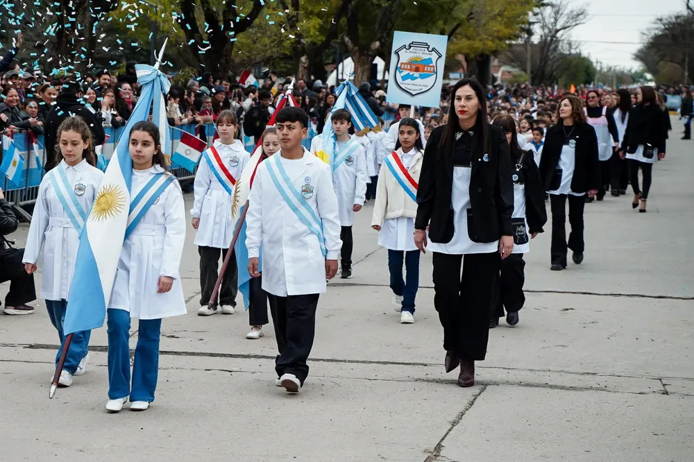 DESFILE EN ALMAFUERTE12