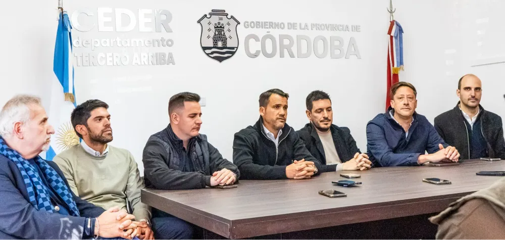 HOMBRE EN PÓLITIICA1
