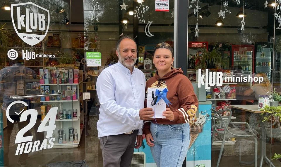 Gustavo Prado (Klub) entregando el Iphone 16 a la ganadora