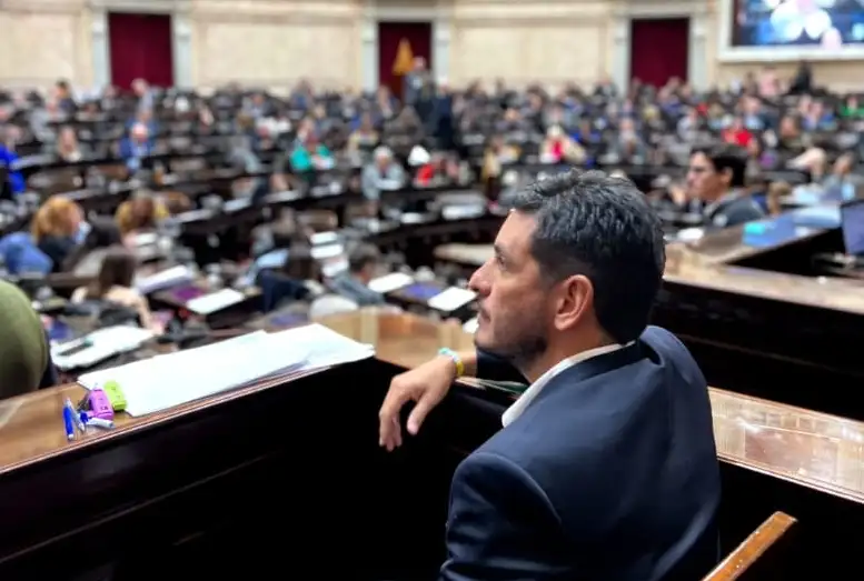 marcos-ferrer-en-el-congreso-esperando-la-votacion-1657507