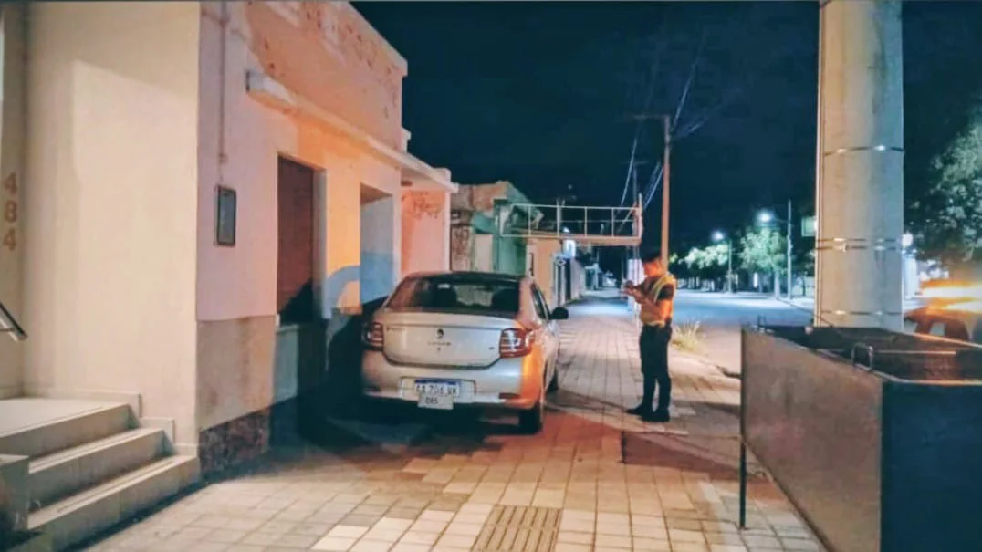 ESTACIONADO ARRIBA VEREDA