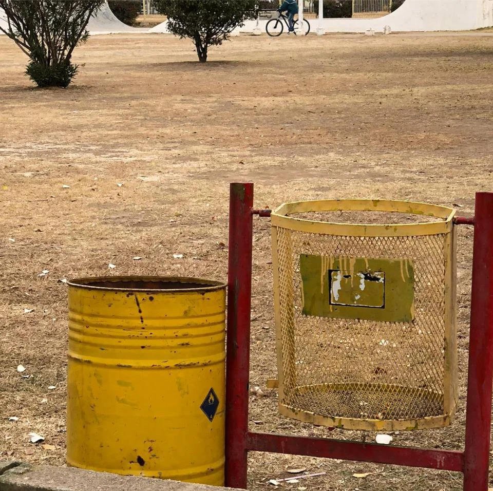 TACHOS DE BASURA EN PASEO DEL RIEL