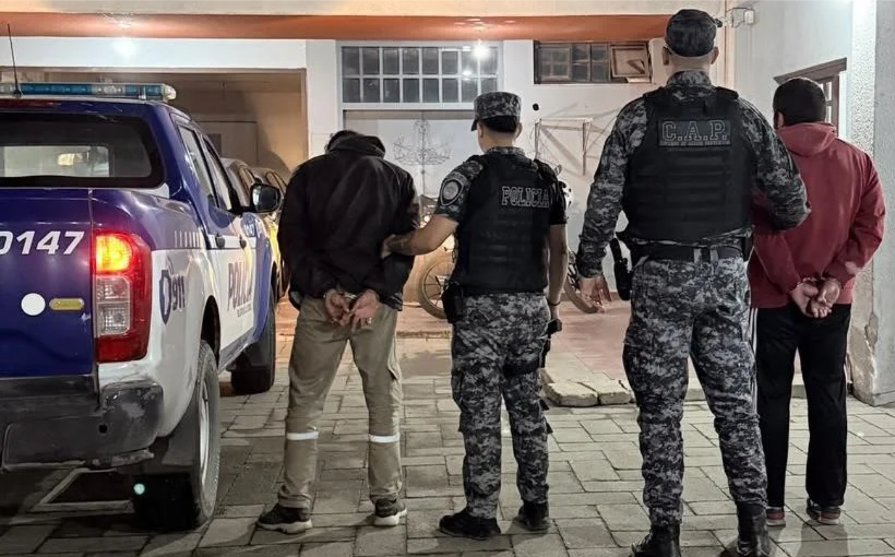 detenidos por robar dentro de un auto