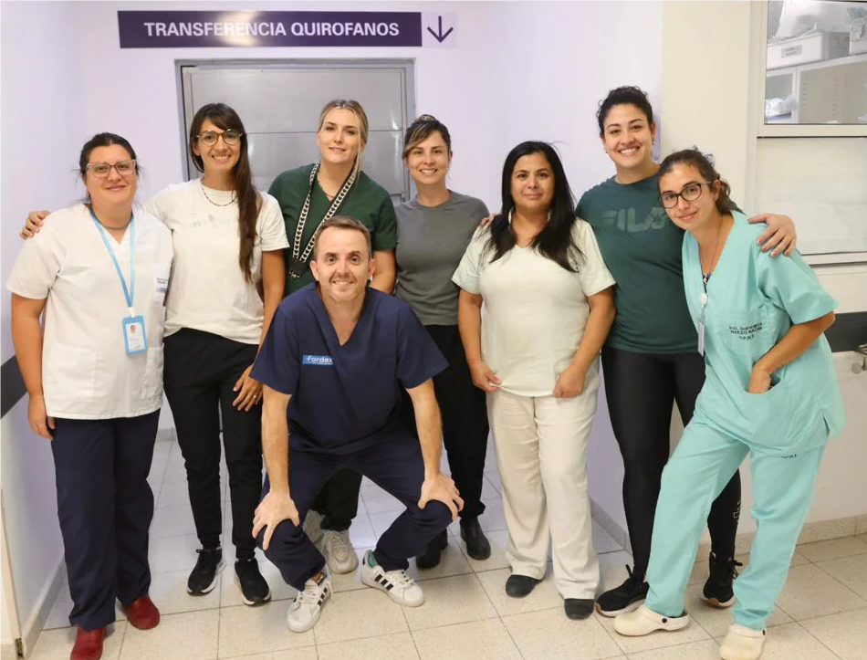 Andrea Zalazar, junto al especialista Pablo Rotella, la traumatóloga Florencia Mendoza
